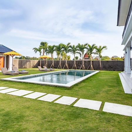Villa Besakih 5BR, 5 mins to beach - Canggu Exterior foto